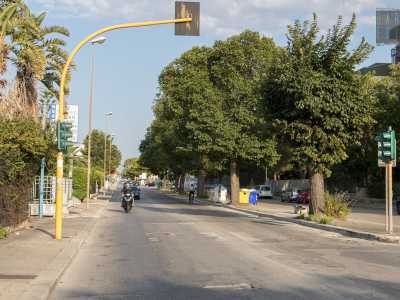 Siamo quasi al termine del nostro viaggio. Da via Toscanini ci dirigiamo su via Gentile, arteria che segna la fine della parte nord del rione. A destra la strada porta verso la tangenziale